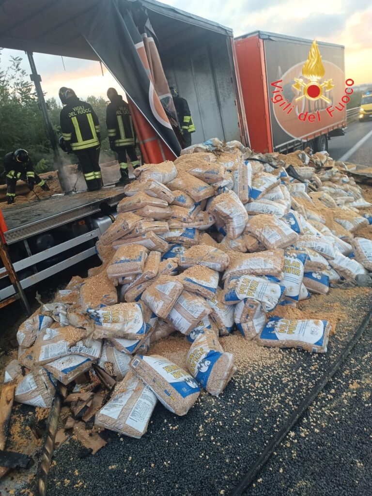 A2, autotreno carico di pellet prende fuoco nella notte: ore di lavoro per domare l'incendio 52 768cae40 401e 423b aa7d def1f1472e3d