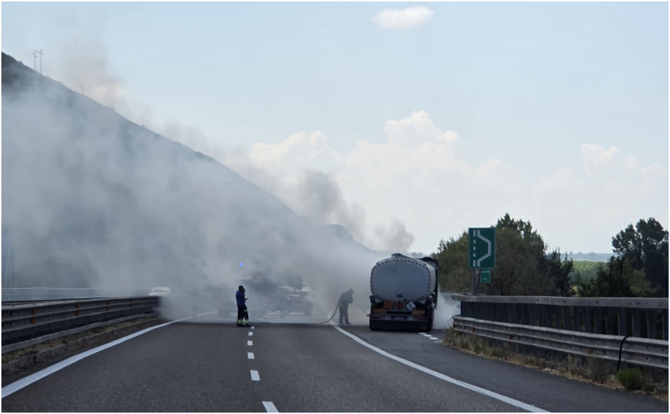 Paura sull’A2: autocisterna carica di benzina e gasolio prende fuoco, traffico bloccato 213 A2-autostrada-autocisterna-fiamme