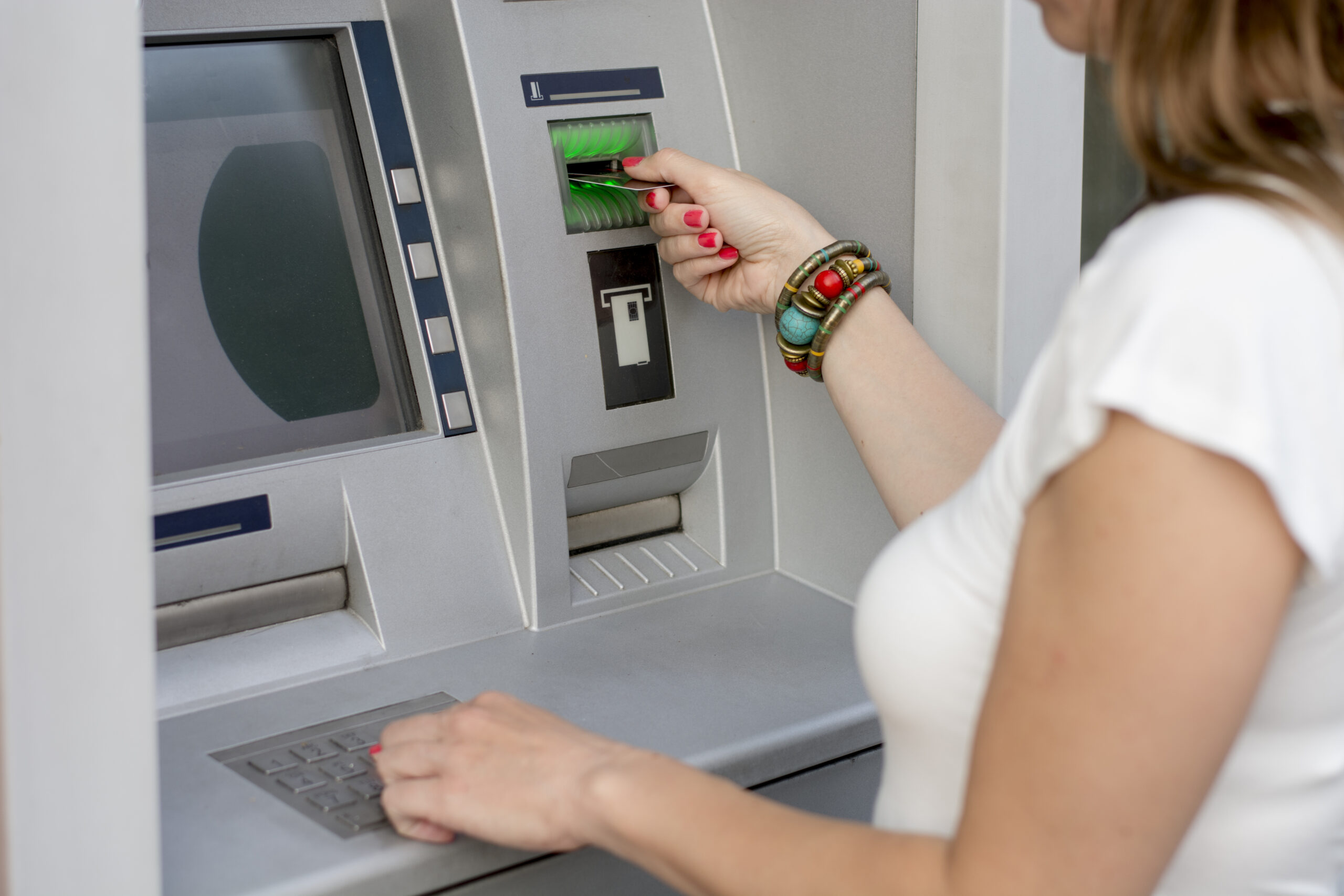 Desertificazione bancaria, Calabria maglia nera in Italia: 3 comuni su 4 non hanno più uno sportello 52 Sportello bancomat prelievo contanti ATM