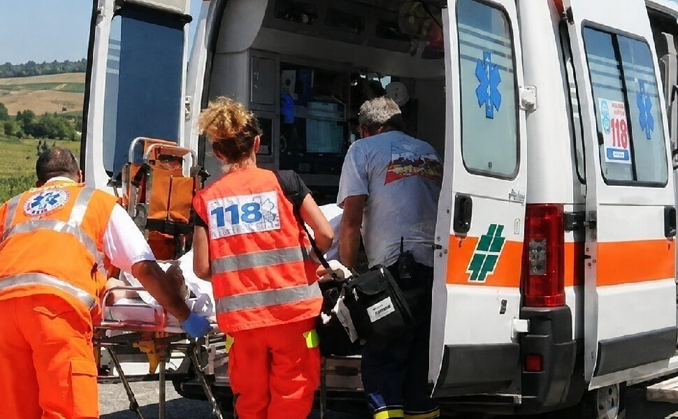 Ambulanza 118 gravissimo incidente statale 18