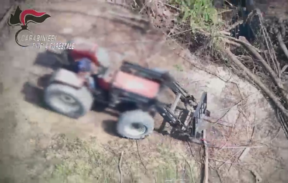 Ripreso dal drone mentre appicca un rogo e poi si allontana con un trattore: arrestato 49enne - VIDEO 51 Appicca un rogo Mileto