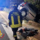 Citroën C3 esce fuori strada, sfonda una ringhiera e finisce in un giardino: feriti madre e figlio 54 Auto C3 incidente giardino