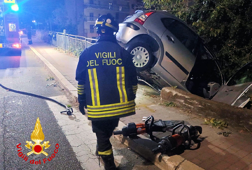 Citroën C3 esce fuori strada, sfonda una ringhiera e finisce in un giardino: feriti madre e figlio 213 Auto C3 incidente giardino