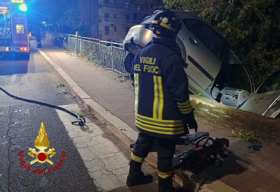 Citroën C3 esce fuori strada, sfonda una ringhiera e finisce in un giardino: feriti madre e figlio 52 Auto C3 incidente giardino Crotone feriti madre e figlio