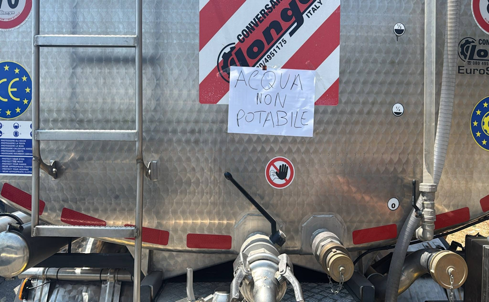 Acquedotto colabrodo: 5 rotture in 20 giorni. Acquappesa, Guardia e Fuscaldo senz'acqua, disagi e proteste 52 Autobotte