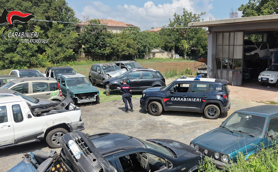 Cimitero di veicoli in un'area di 1.200 mq e autofficina abusiva: sequestri e denunce dei carabinieri Forestali 51 Autofficina abusiva sequestrata