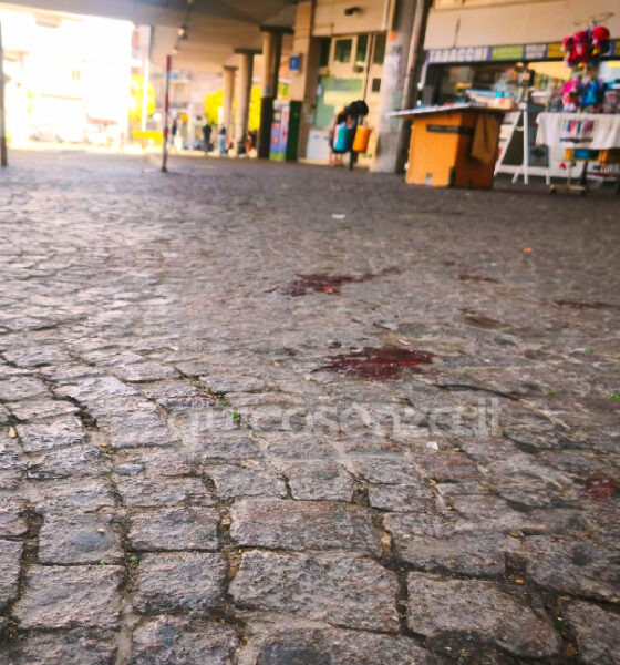 "Guardami, andrà tutto bene". Il 18enne ferito all'Autostazione di Cosenza soccorso da un nostro giornalista: è grave 56 Autostazione di Cosenza 18enne ferito