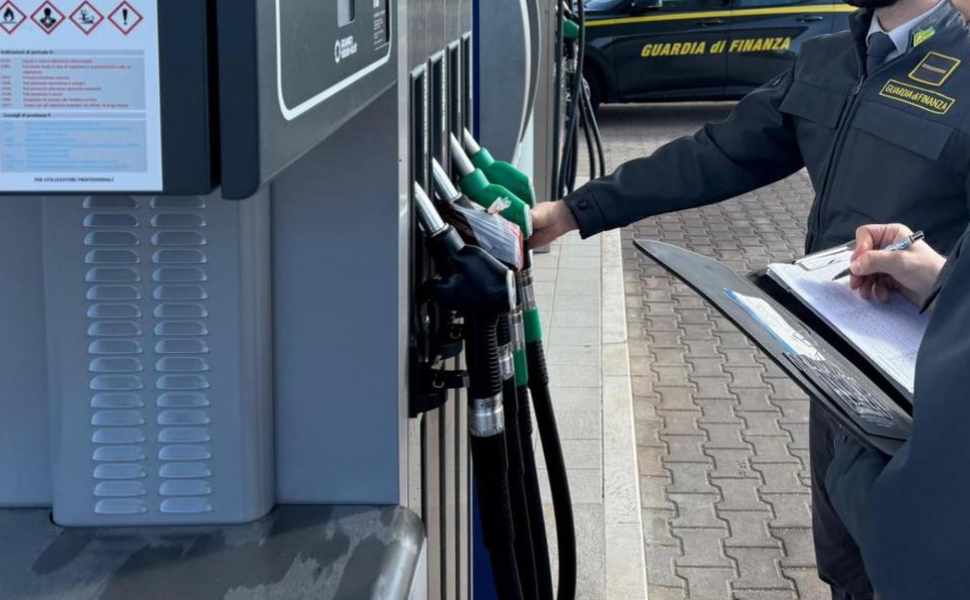 Carburanti, maxi operazione della Guardia di Finanza: in Calabria denunciate 29 persone 53 Carburanti - controlli guardia di finanza 01
