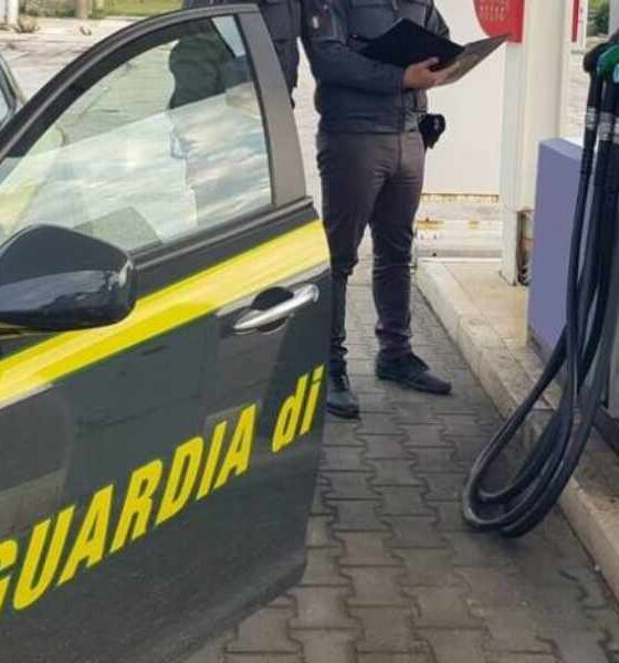 Carburanti, maxi operazione della Guardia di Finanza: in Calabria denunciate 29 persone 56 Carburanti - controlli guardia di finanza 02