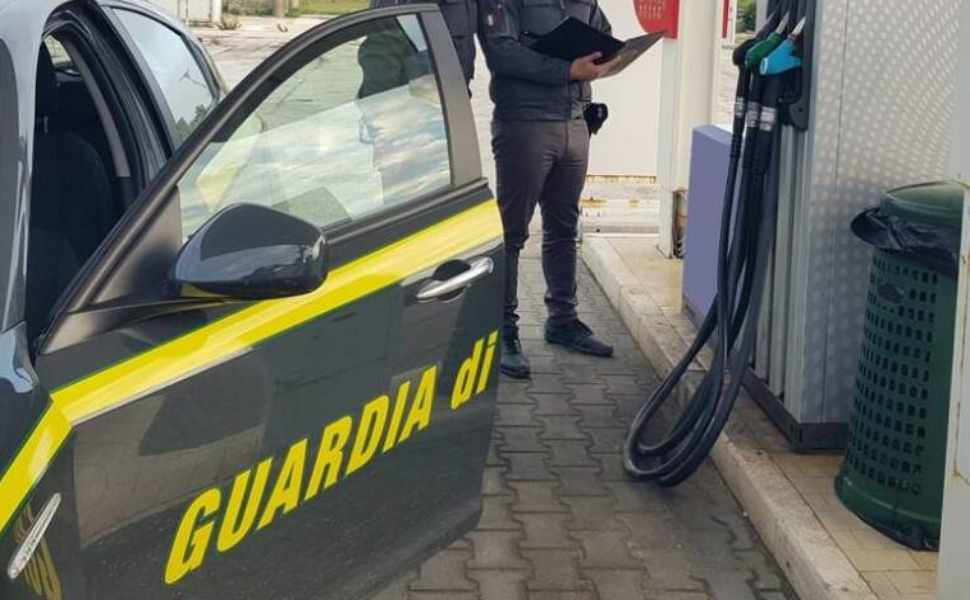 Carburanti, maxi operazione della Guardia di Finanza: in Calabria denunciate 29 persone 218 Carburanti - controlli guardia di finanza 02