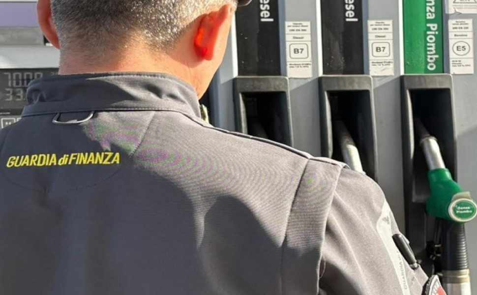Carburanti, maxi operazione della Guardia di Finanza: in Calabria denunciate 29 persone 52 Carburanti - controlli guardia di finanza 03