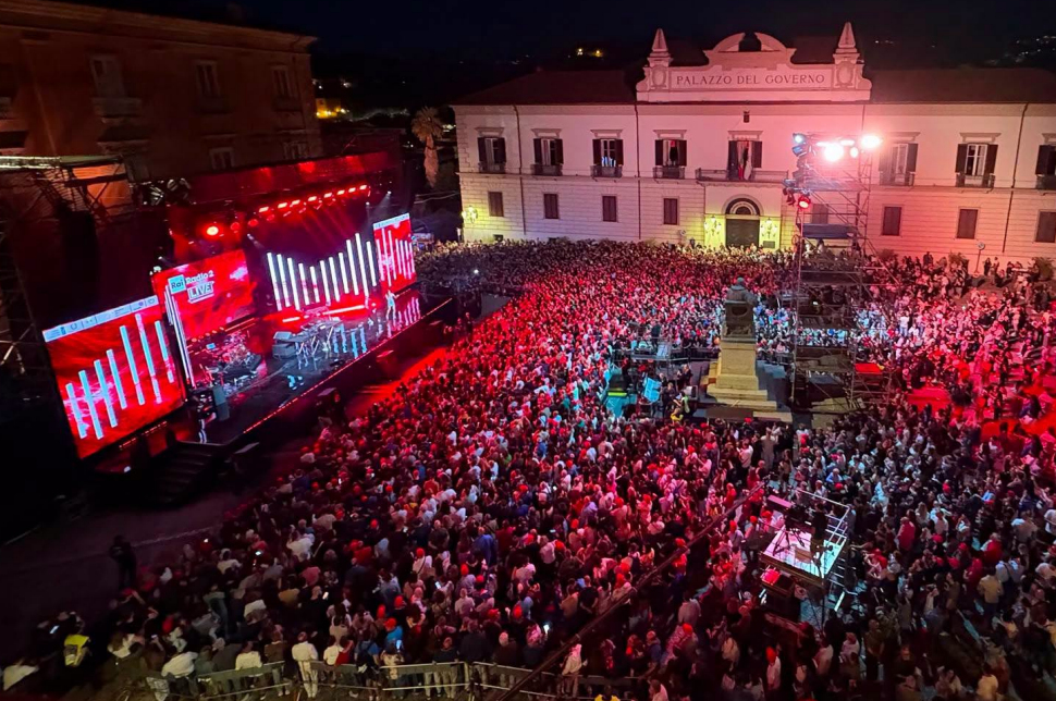 Mercoledì 5 agosto su Rai 2 e Radio 2 il concerto evento di Cosenza: il live e l'omaggio a Rino Gaetano 51 Concerto Live Cosenza Radio2