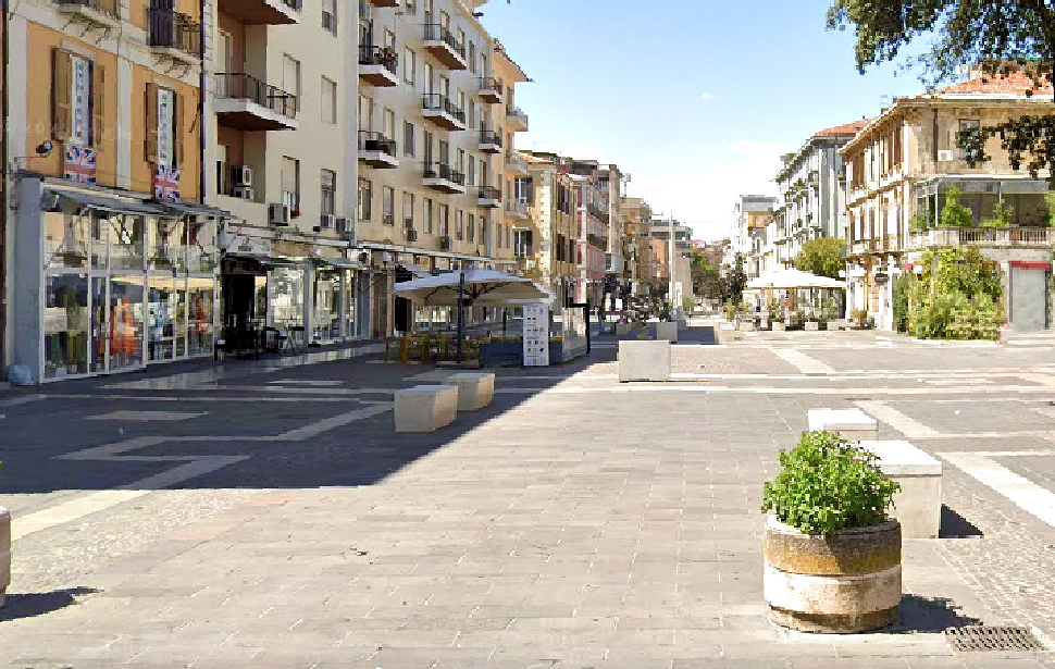 Ferragosto 2026, Cosenza e Rende deserte: in fuga dalla città verso il mare. Ed è boom di presenze in Sila 53 Corso mazzini deserta
