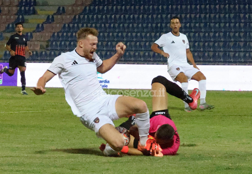 Coppa Italia, al Cosenza Calcio il derby contro il Crotone: 2 a 0 firmato nella ripresa da Achour e Pozzi 54 Crotone Cosenza_04