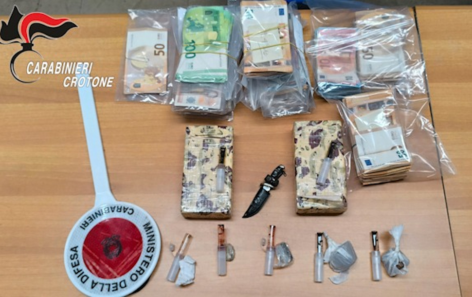 Blitz antidroga: i carabinieri arrestano tre persone davanti un bar: sequestrati un chilo di eroina e 60mila euro in contanti 51 Crotone droga