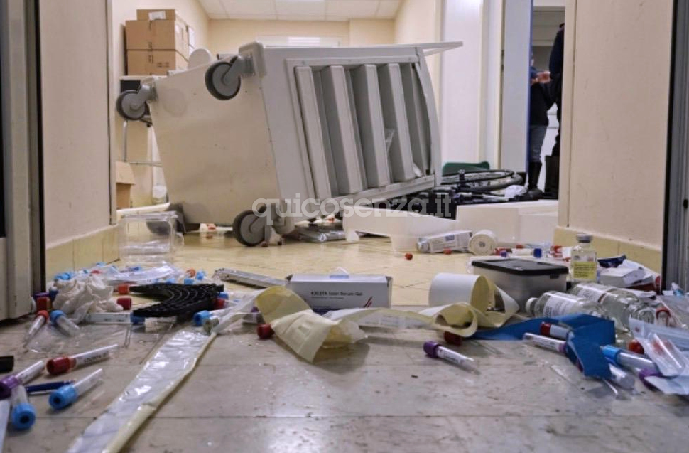 Cosenza, paura all'Annunziata: giovane devasta il Pronto Soccorso e ferisce un medico. Bloccato dalla polizia 52 Devasta il pronto Soccorso di Cosenza 2