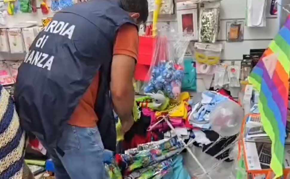 Diamante: 26mila prodotti irregolari e 1.600 giocattoli non sicuri. Scatta il sequestro 53 Diamante sequestro finanza giocattoli 03