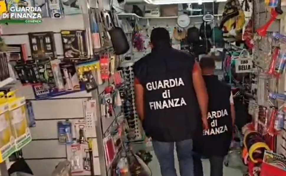 Diamante: 26mila prodotti irregolari e 1.600 giocattoli non sicuri. Scatta il sequestro 51 Diamante sequestro finanza giocattoli 04