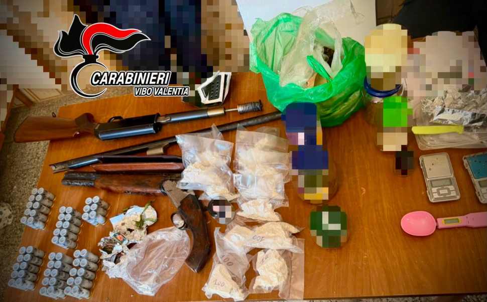 Arsenale clandestino e droga nascosti nelle case abbandonate: maxisequestro dei Carabinieri 52 Droga arsenale 2