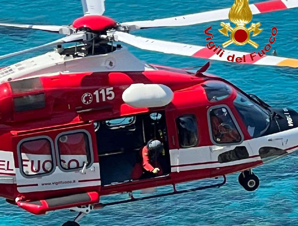 Ultraleggero disperso nel Cosentino: due persone a bordo, scattano le ricerche a Fuscaldo 52 Elicottero vigili del fuoco