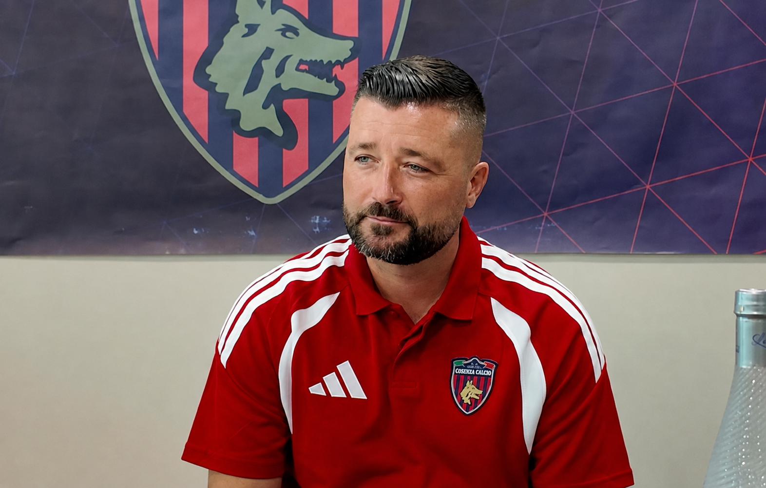 Cosenza Calcio, mister Coppitelli «Non cerco alibi, Il mio compito è trovare soluzioni. Lavoriamo al mercato H24» 51 Federico Coppitelli allenatore Cosenza Calcio