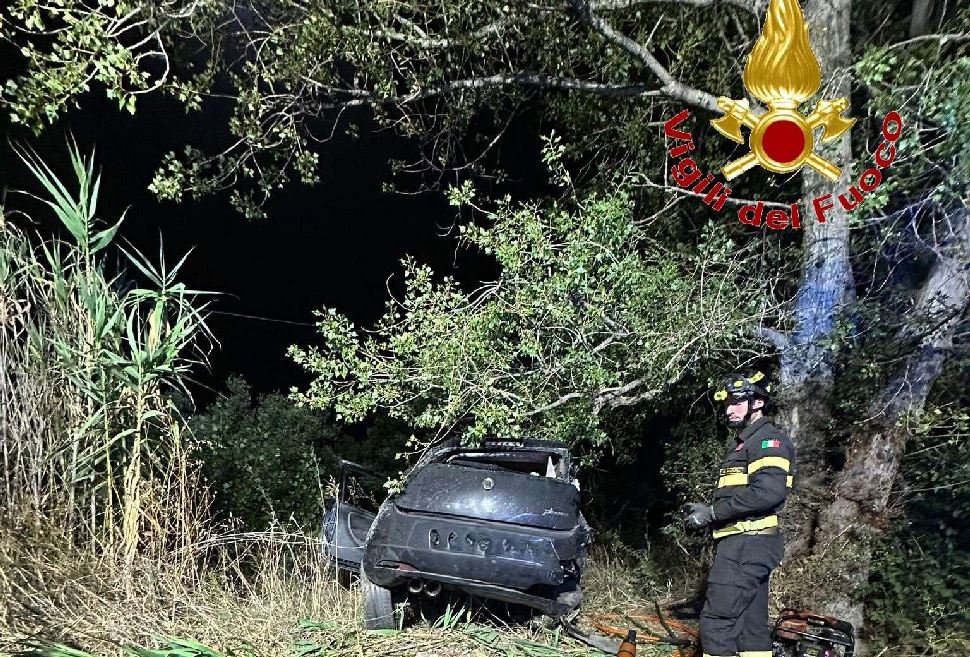 Fiat Grande Punto esce fuori strada e si schianta contro un albero: conducente salvato dai Vigili del Fuoco 52 Fiat Grande punto incidente
