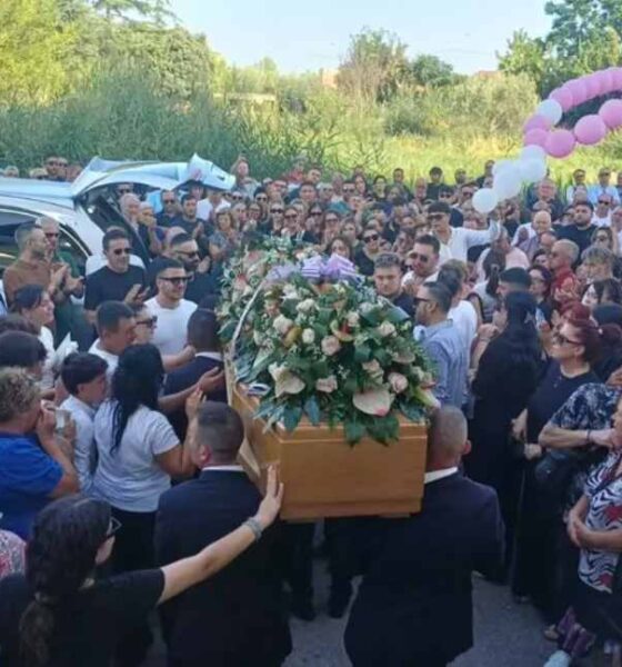 Pallincini bianchi ed un lungo applauso per l'ultimo saluto ad Ornella Forastefano. Il parroco: «Femminicidio a tutti gli effetti» 56 Funerali_Ornella Forastefano