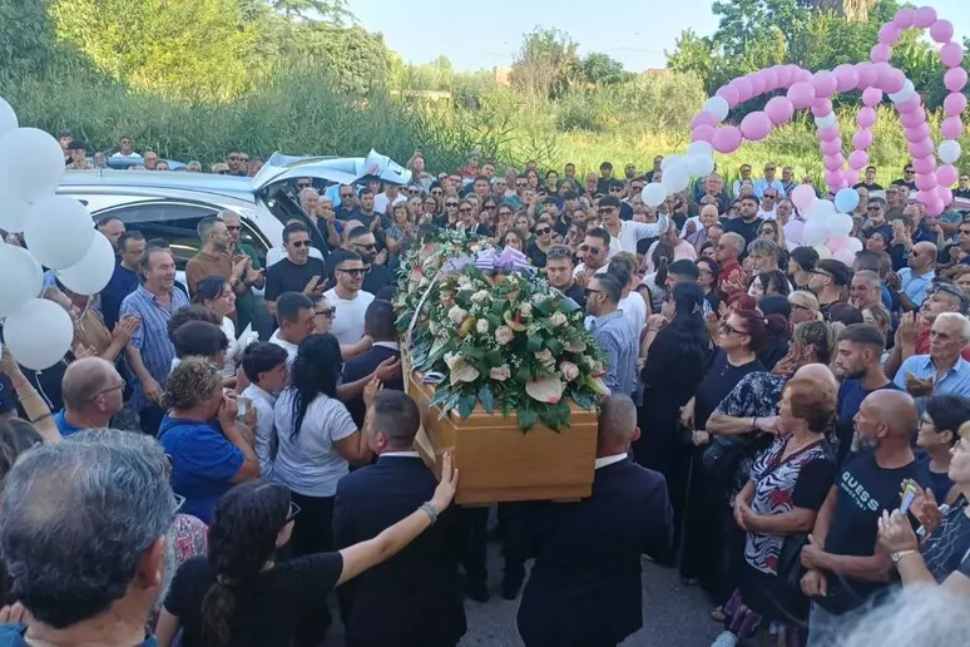 Pallincini bianchi ed un lungo applauso per l'ultimo saluto ad Ornella Forastefano. Il parroco: «Femminicidio a tutti gli effetti» 94 Funerali_Ornella Forastefano