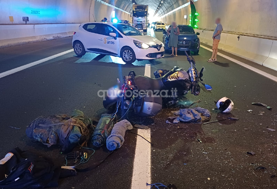Gravi-incidente-moto-A2-Mormanno-campotenese-galleria-Centauro
