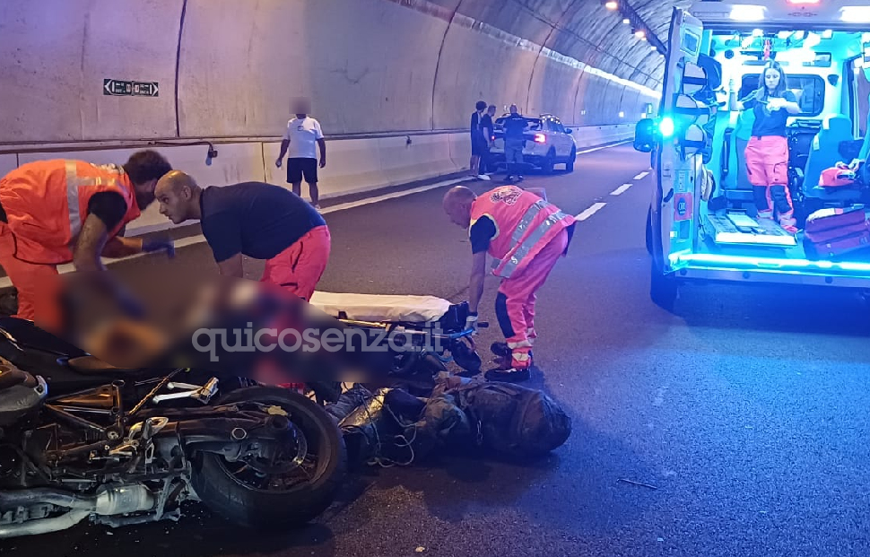 Grave incidente in A2 tra Mormanno e Campotenese: scontro in galleria tra auto e moto. Centauro ferito, oltre 10 km di coda 52 Gravi incidente moto A2 Mormanno campotenese galleria2