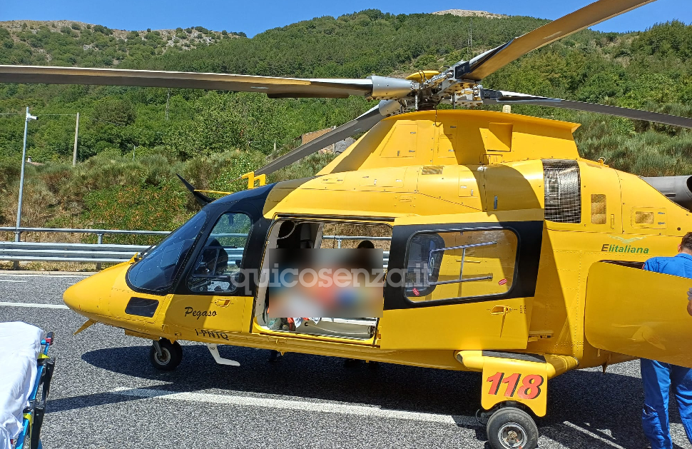 Grave incidente in A2 tra Mormanno e Campotenese: scontro in galleria tra auto e moto. Centauro ferito, oltre 10 km di coda 53 Gravi incidente moto A2 Mormanno campotenese galleria3