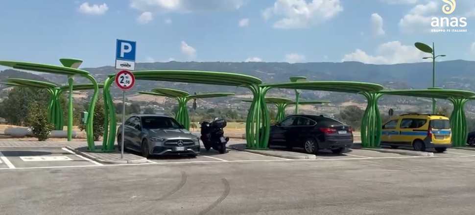 Autostrada A2, attivata a Lattarico la “Green Island”: ricariche super veloci e presidio sanitario 52 Green Island A2 2