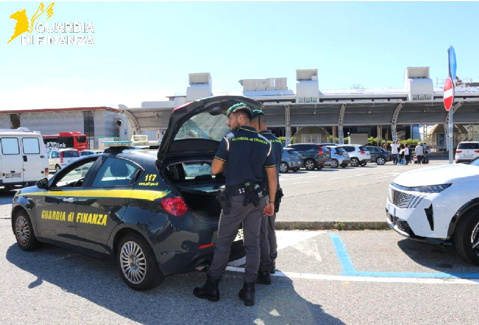 Controlli della Finanza: scoperti 36 lavoratori in nero. Sequestrati all’aeroporto di Lamezia 230mila euro in contanti 207 Guardia di Finanza Aeroporto di Lamezia Terme