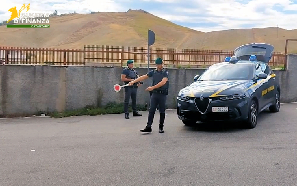 Controlli della Finanza: scoperti 36 lavoratori in nero. Sequestrati all’aeroporto di Lamezia 230mila euro in contanti 52 Guardia di Finanza Controlli2