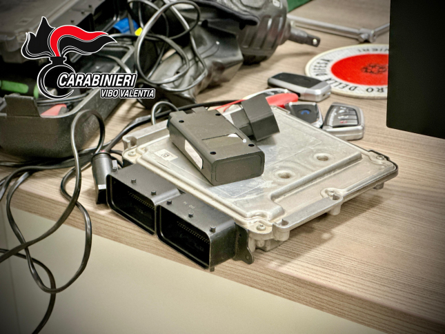 Arrestato 23enne sorvegliato speciale: nell'auto centraline, GPS e chiavi elettroniche per furti di auto 52 Arnesi digitali materiale furti di auto centraline