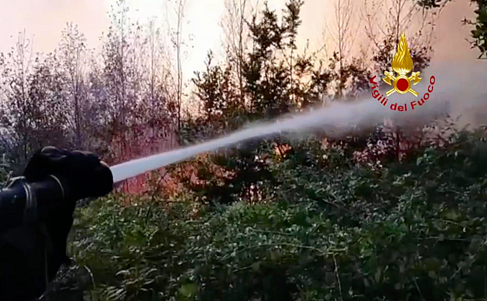 Incendio di sterpaglie: fumo invade la carreggiata. Autostrada A2 chiusa a Firmo in entrambe le direzioni 79 Incendio A2