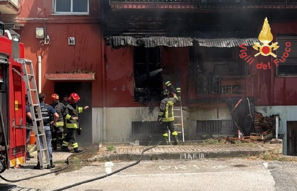 Incendio devasta appartamento. Anziana si mette al sicuro, i vigili del fuoco salvano un cane rimasto intrappolato 52 Incendio appartamento lamezia terme