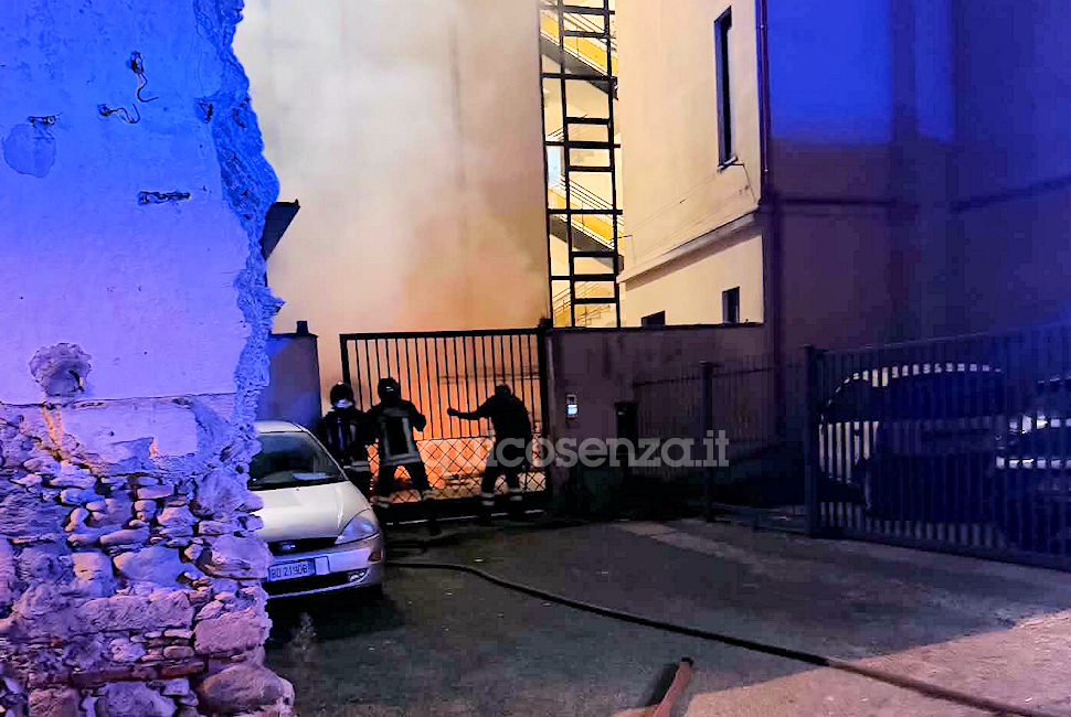 Cosenza: divampa un incendio nel cortile di una struttura sanitaria. Vigili del fuoco al lavoro 52 Incendio clinica misasi Cosenza