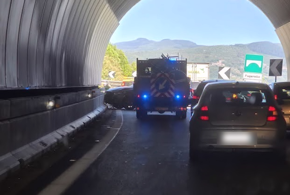 Incidente sulla A2 tra Altilia e Rogliano. Tamponamento tra 2 auto provoca lunghe code in direzione Nord 89 Incidente A2 Rogliano