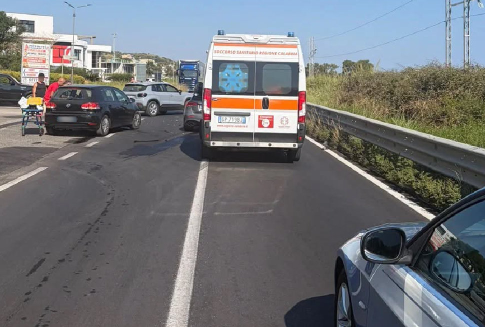 Ennesimo incidente sulla Statale 106 nel Cosentino: scontro tra una Golf e una Mercedes: 2 feriti e traffico in tilt 94 incidente sulla Statale 106 Mandatoriccio