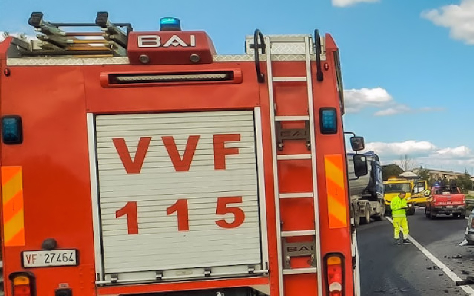Paura sulla Statale 534 "Di Cammarata e degli Stombi": scontro tra 3 auto e un camion di cipolle che si ribalta 93 Incidente Strada Statale 534 Di Cammarata e degli Stombi