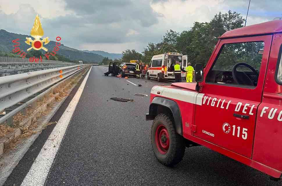 Incidente sull'autostrada A2: scontro tra auto e furgone, 4 feriti e code chilometriche 52 Incidente A2 Mileto
