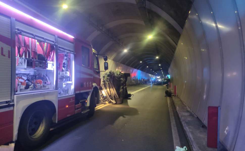 Terribile schianto sulla Jonio-Tirreno: scontro frontale nella galleria Limina, tre feriti in gravi condizioni 52 Incidente Limina 2