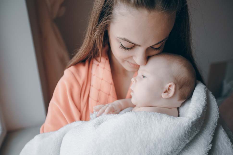 Maternità sempre più tarda e record di cesarei: in Italia e in Calabria si fanno sempre meno figli 52 Mamma nascita