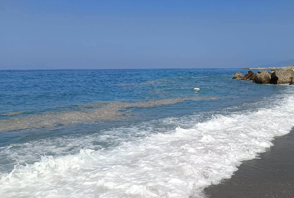 Mar Tirreno Cosentino striscia marrone acqua