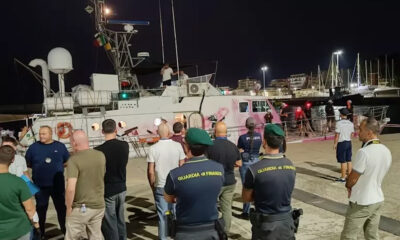 Migranti porto di Crotone