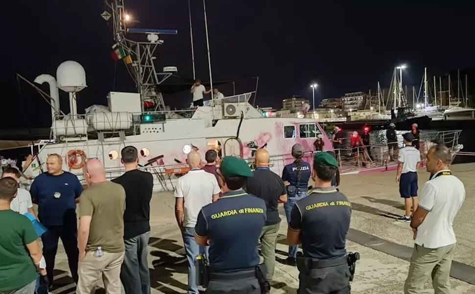 Migranti porto di Crotone