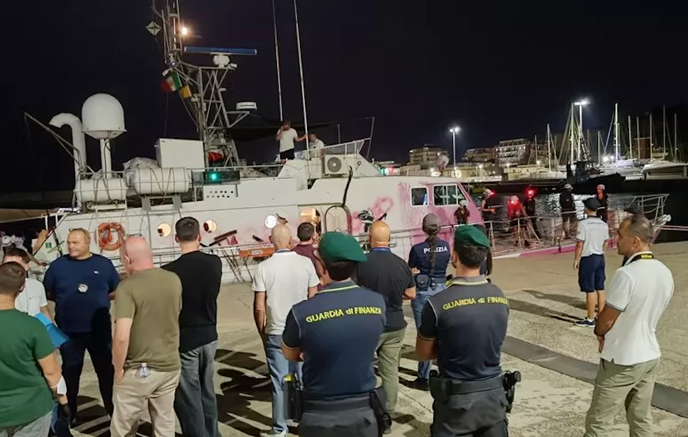 Migranti porto di Crotone