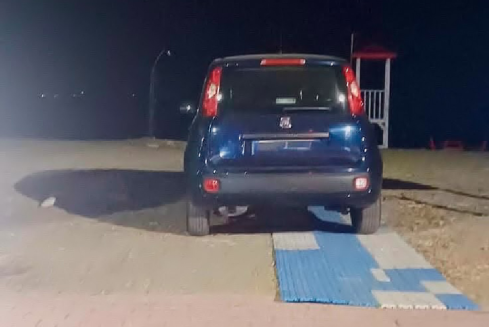 L’alibi dei 5 minuti sul parcheggio per disabili. «Pagate senza chiamare il sindaco»: la risposta all'inciviltà di Flavio Stasi 94 Multa auto parcheggio