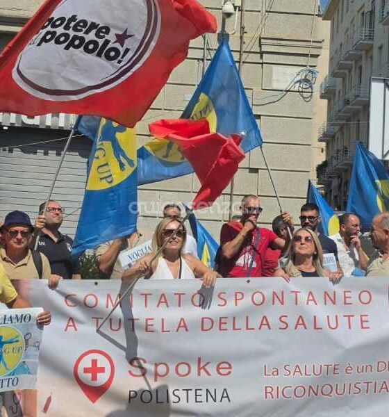 Operatori e autisti 118, esplode la protesta: «con Azienda Zero il futuro dei lavoratori (e del servizio) è a rischio» 56 Operatori 118 protesta catanzaro prefettura 01
